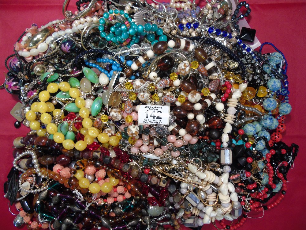 MIXED BAG OF COSTUME JEWELLERY