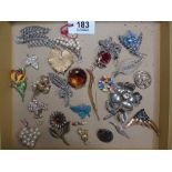 25 BROOCHES INCLUDING SOME SILVER