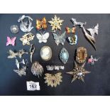 MIXED BROOCHES