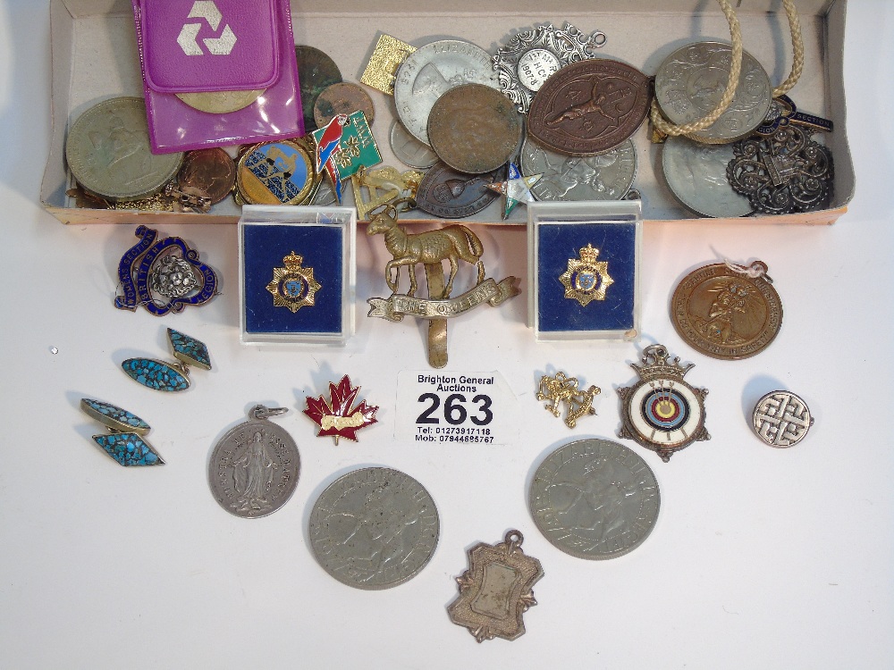 QUANTITY OF COMMEMORATIVE COINS,ARMY BADGES + OTHERS