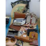 QUANTITY OF PURSES AND HANDBAGS