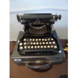 SMITH & CORONA TYPEWRITER IN ORIGINAL CARRY CASE