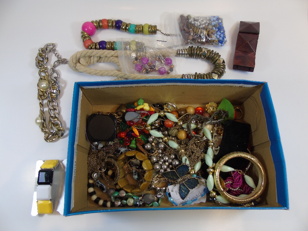 QUANTITY OF COSTUME JEWELLERY