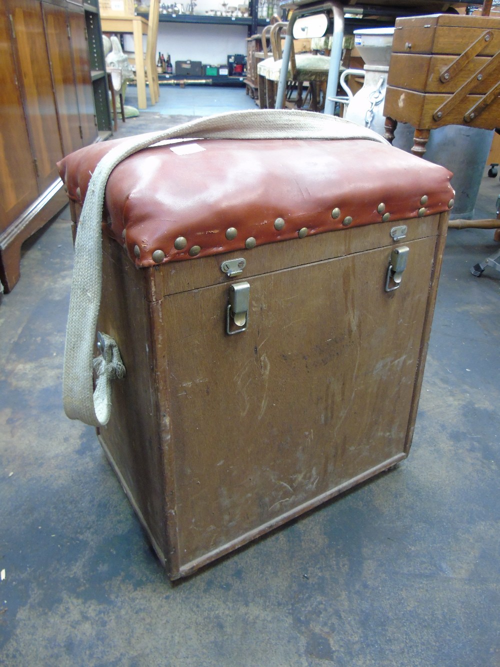 VINTAGE FISHING BOX / SEAT