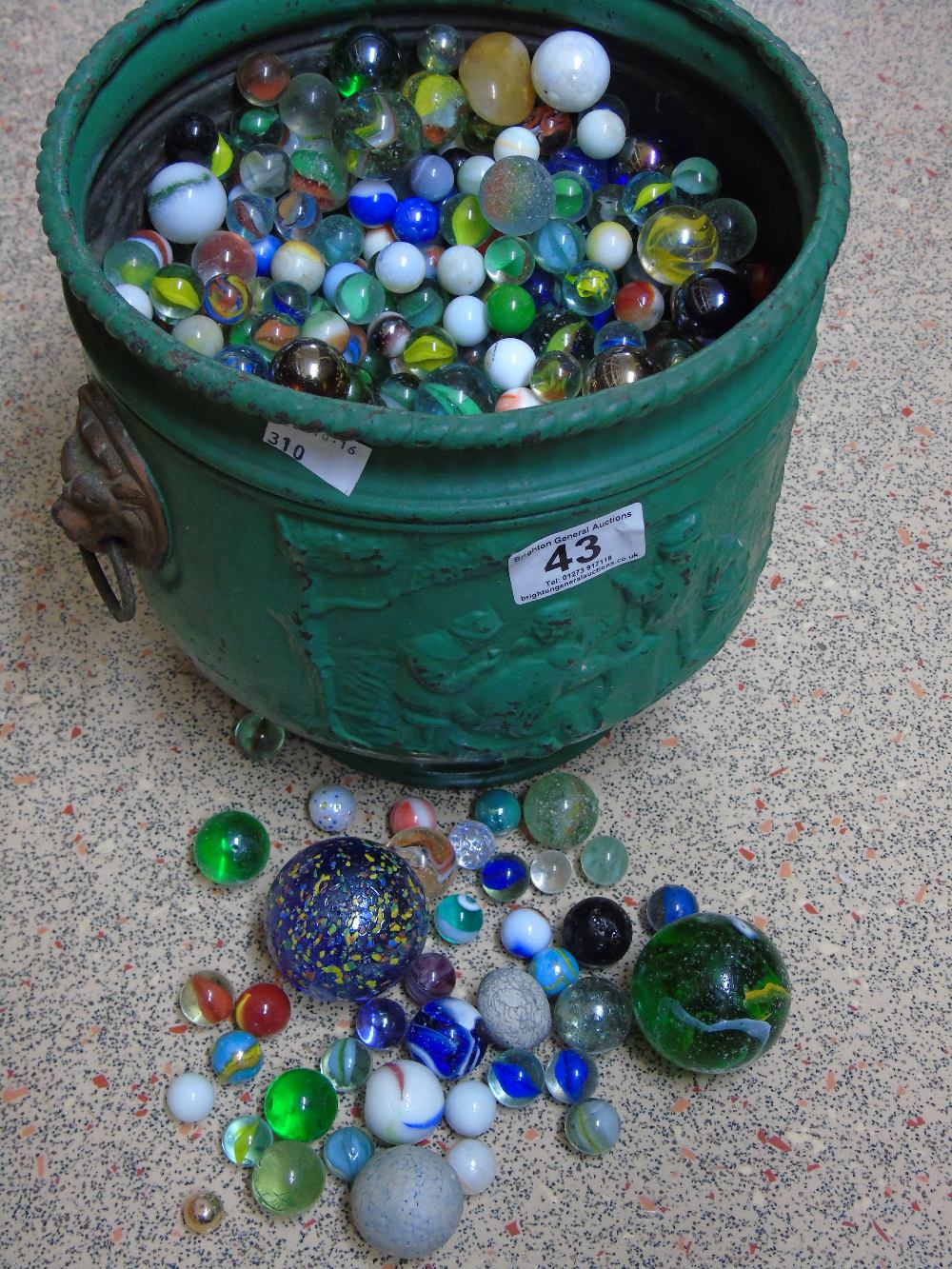 LARGE QUANTITY OF MARBLES