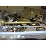 BOX OF BRASS & METAL ITEMS INCLUDING VICTORIAN FIXINGS, HANDLES & KNOBS