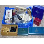 MIXED BOX INCLUDING CRYSTAL, CHINA & VINTAGE TINS