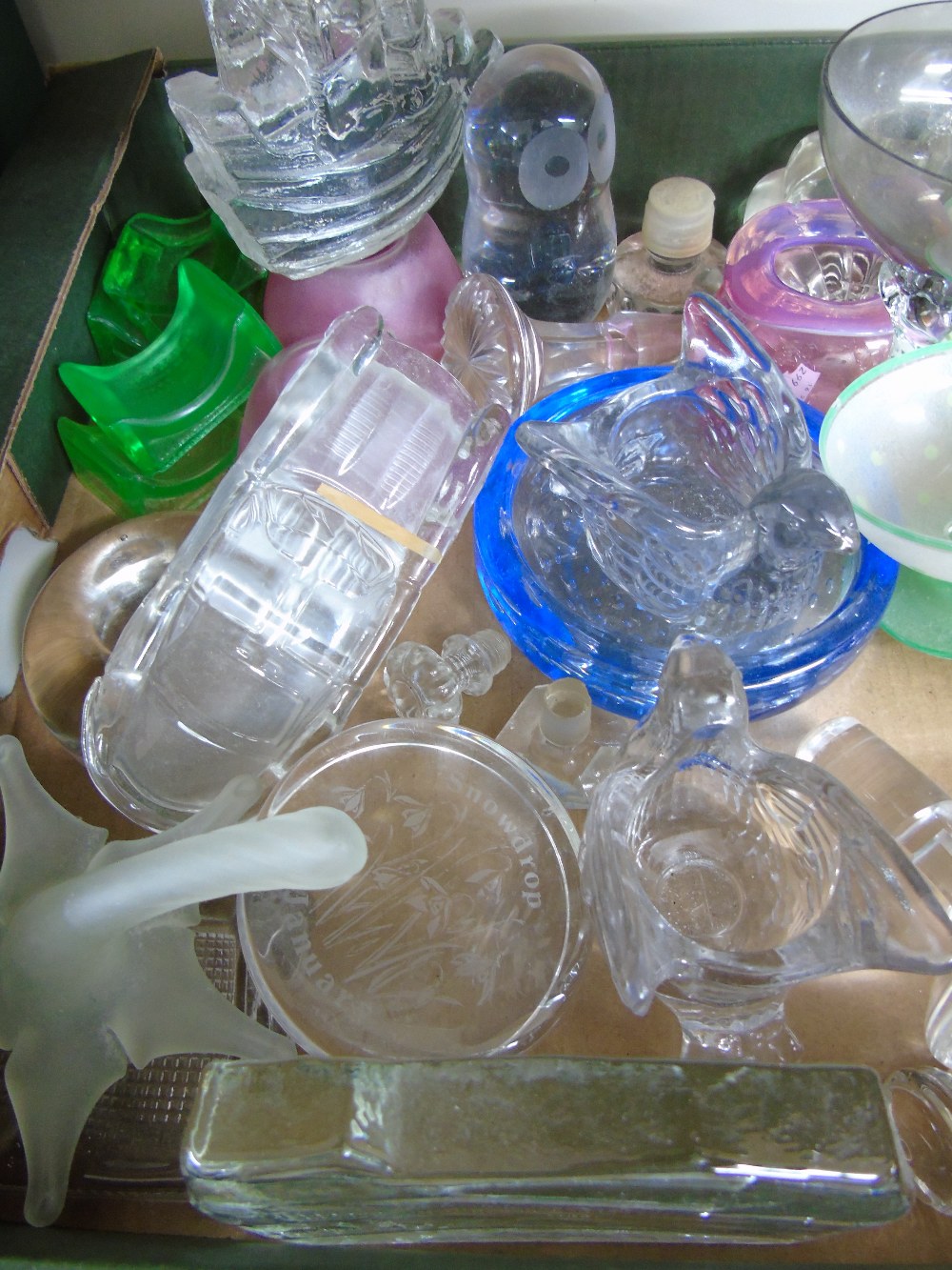 BOX OF GLASS WARE INCLUDING CANDLESTICKS & PAPERWEIGHTS - Image 6 of 7