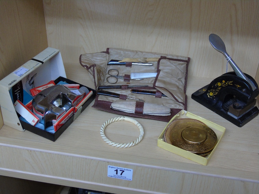 MIXED ITEMS INCLUDING MANICURE SET & COMPACT