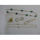 Quantity of 9ct gold jewellery to include necklaces, a bracelet and a pair of earrings