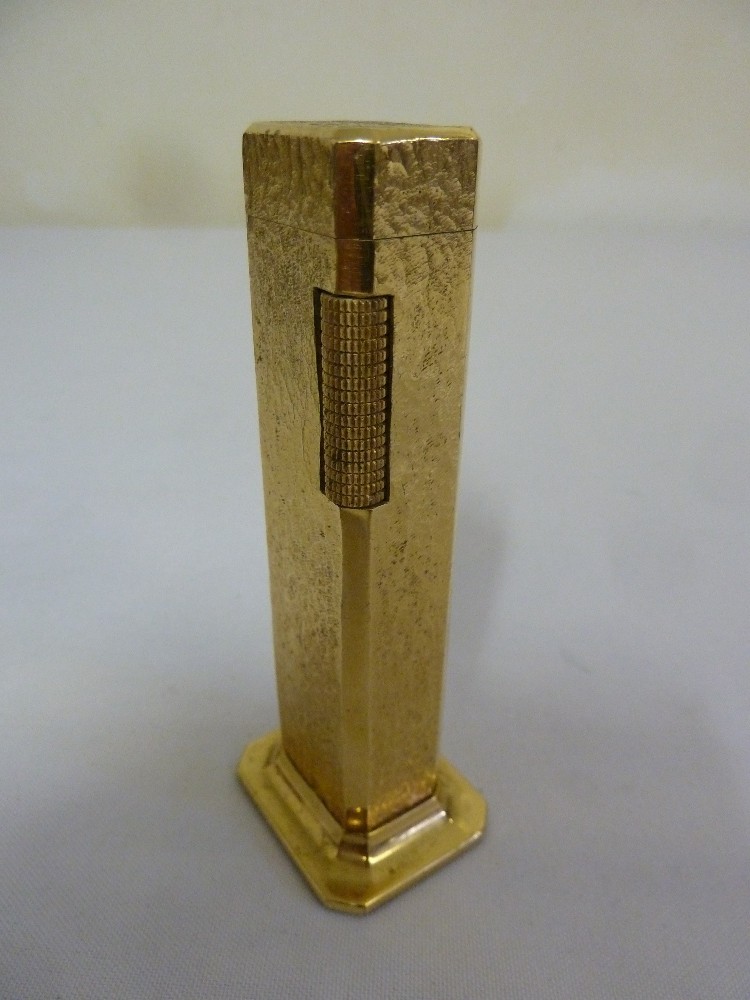 Dunhill gilt metal Tallboy desk lighter, bark finish on rectangular base