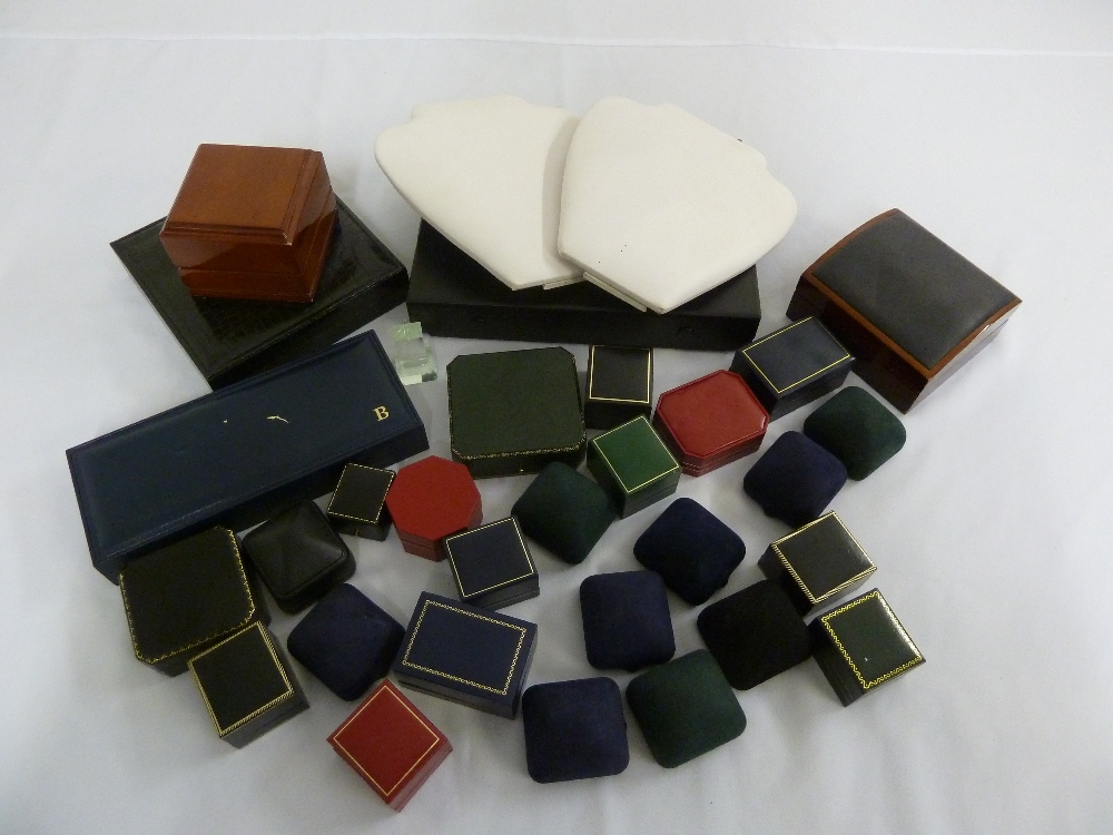 A quantity of jewellery display boxes and display stands (32)