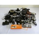 A quantity of cameras to include Voigtlander, Canon, Praktica and Bolex (18)