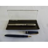 A cased Parker fountain pen and a Parker pen with 14ct gold nib (2)