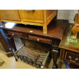 A mahogany 2-drawer side table.