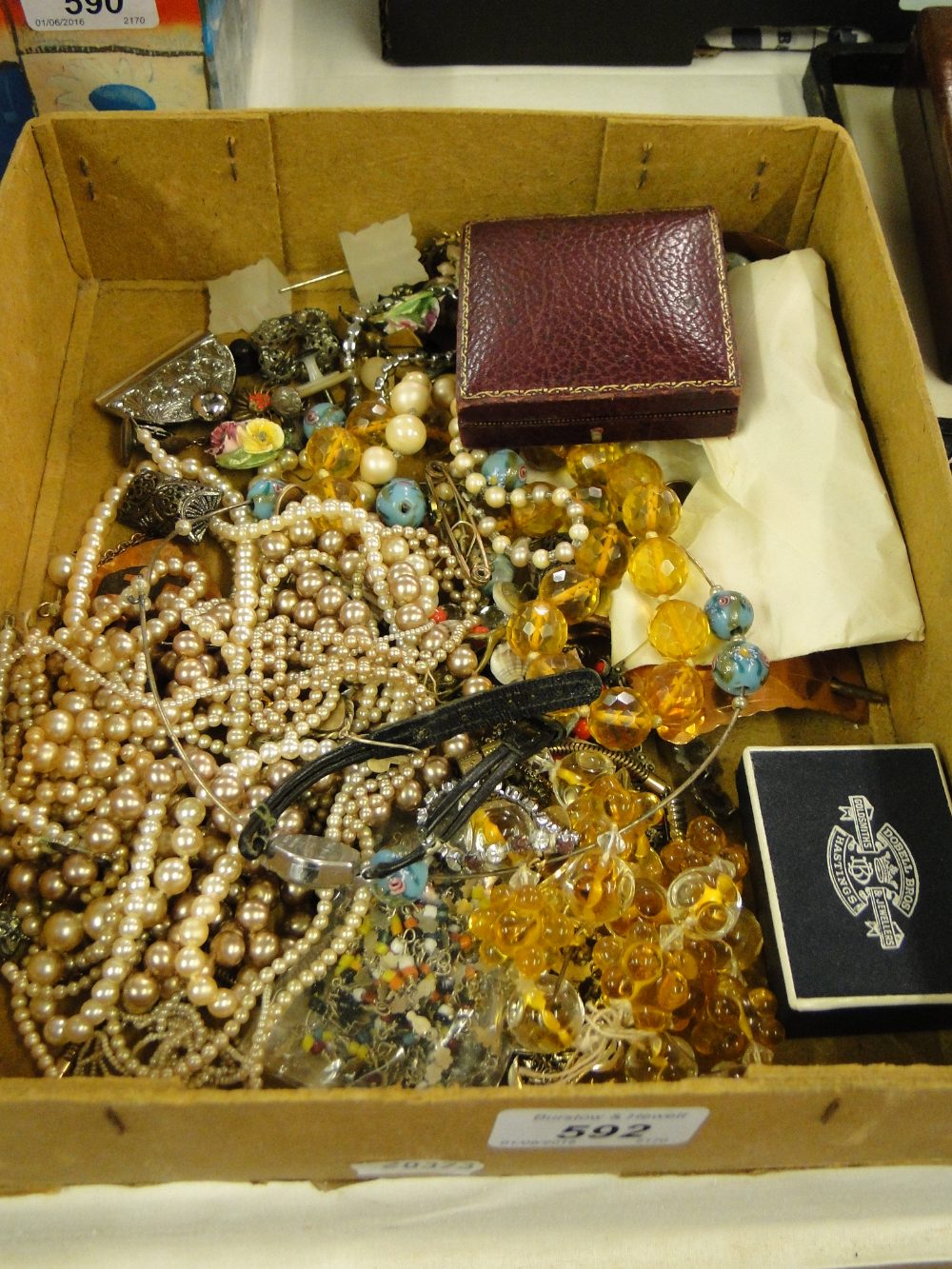 Box of costume jewellery.