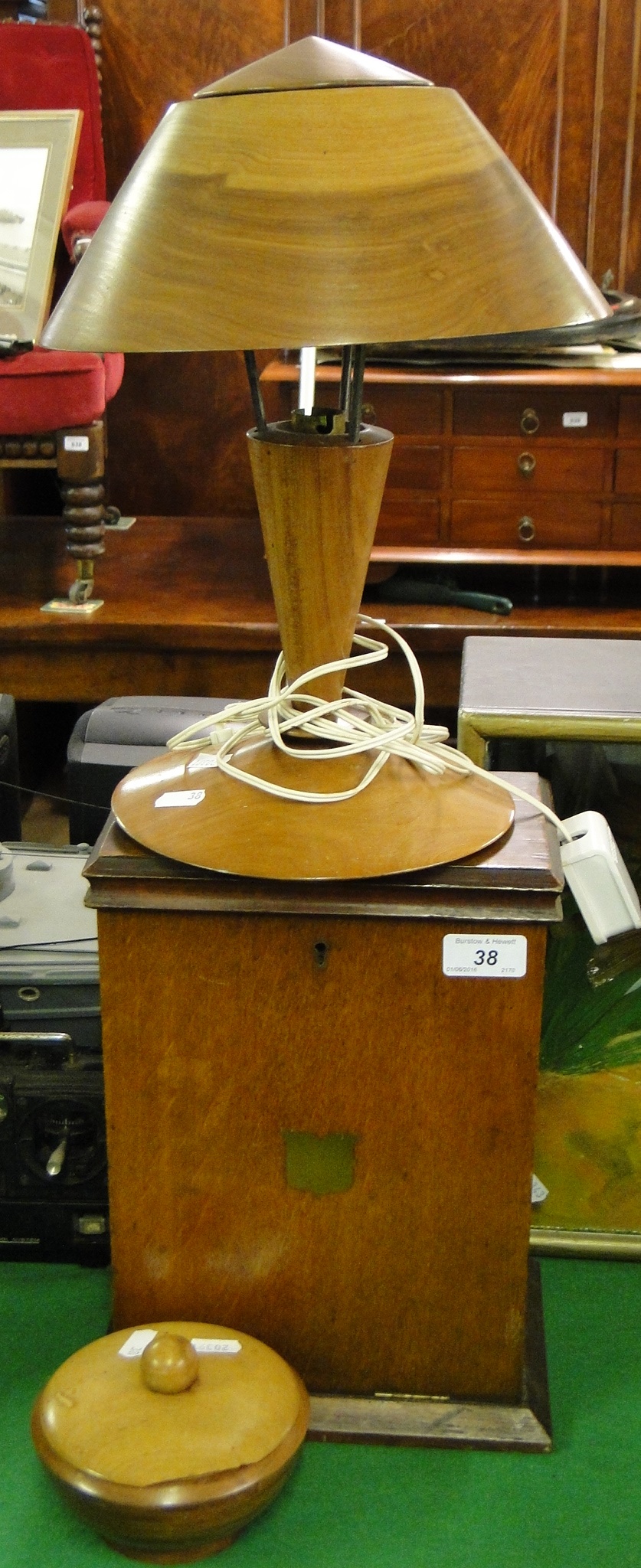 A good quality Edwardian oak fold-out cutlery box,