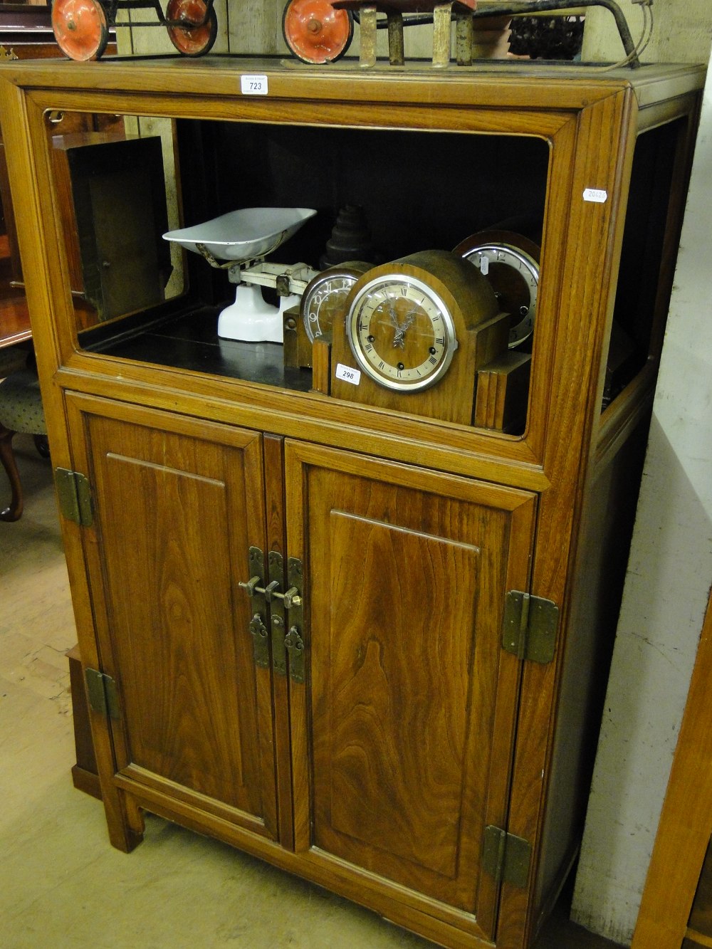 A Chinese rosewood 2-door cabinet.