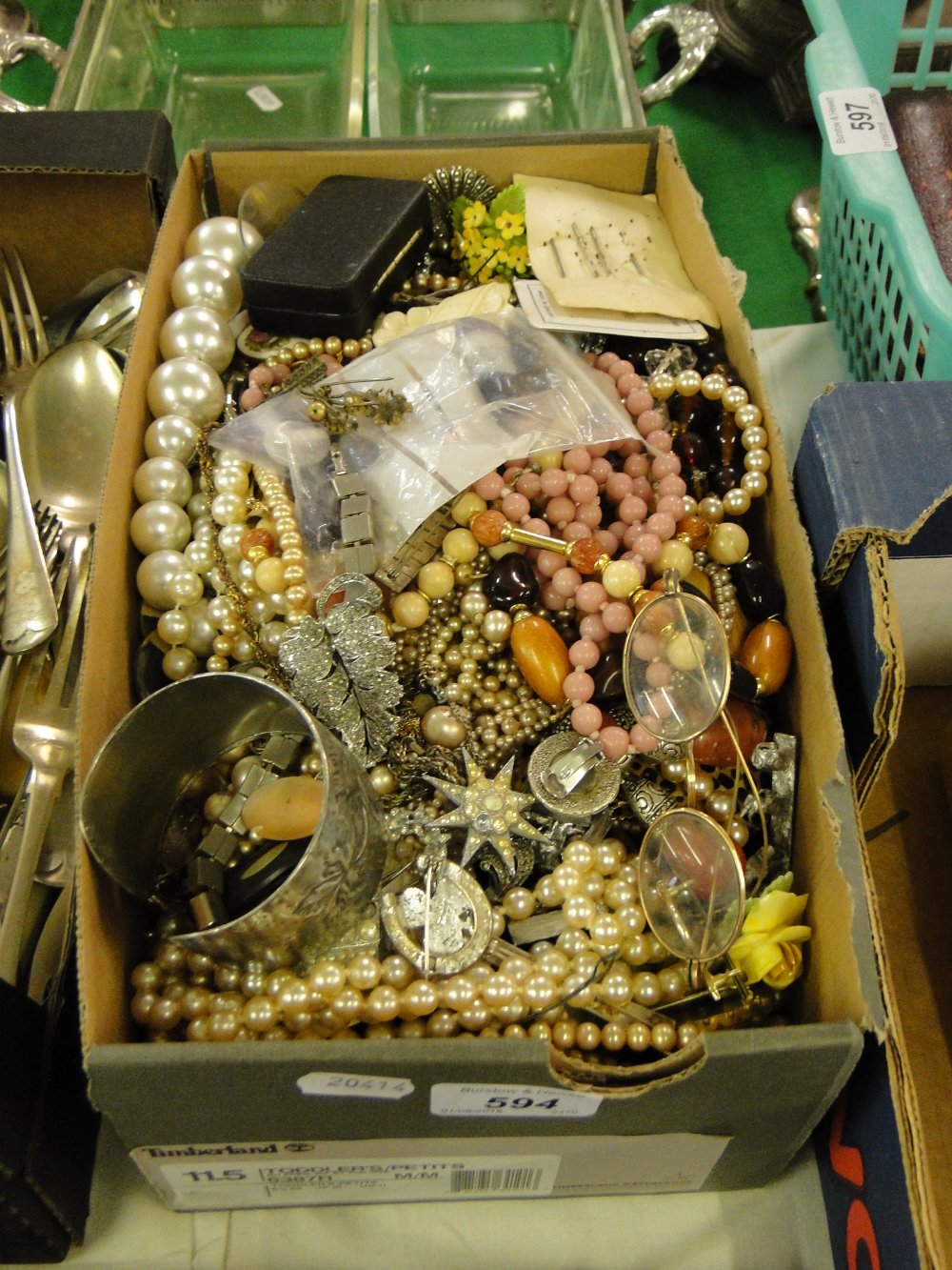 Box of mixed costume jewellery.