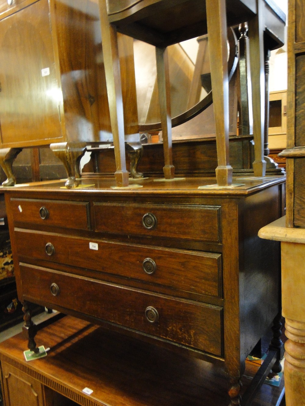 An oak 4-drawer dressing table.