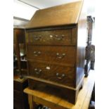 An oak 3-drawer bureau.