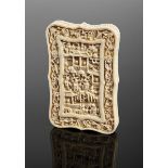 A Scalloped Card Case,carved ivory "Oriental figures", Chinese Dim. - 10,5 x 7 cm