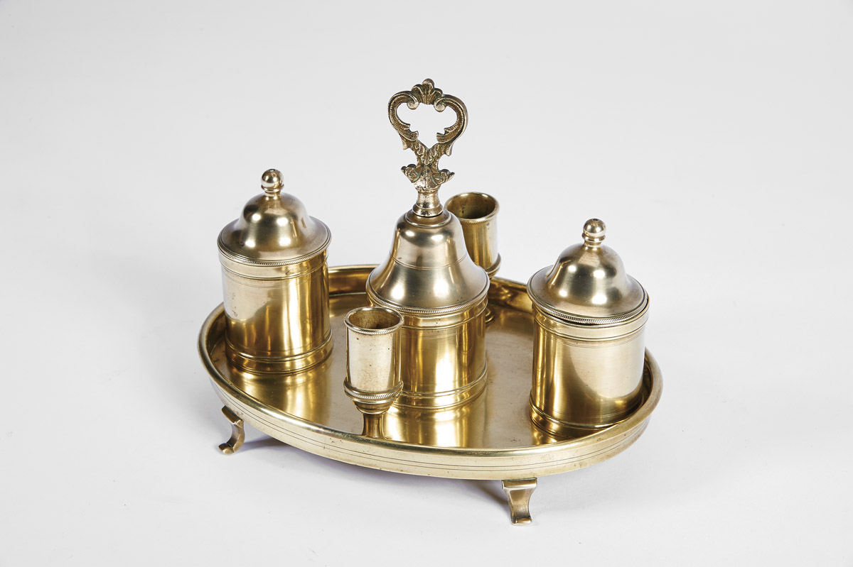 An Oval Inkstand,D. Maria I, Queen of Portugal (1777-1816), yellow metal Dim. - 17 x 22 x 16 cm