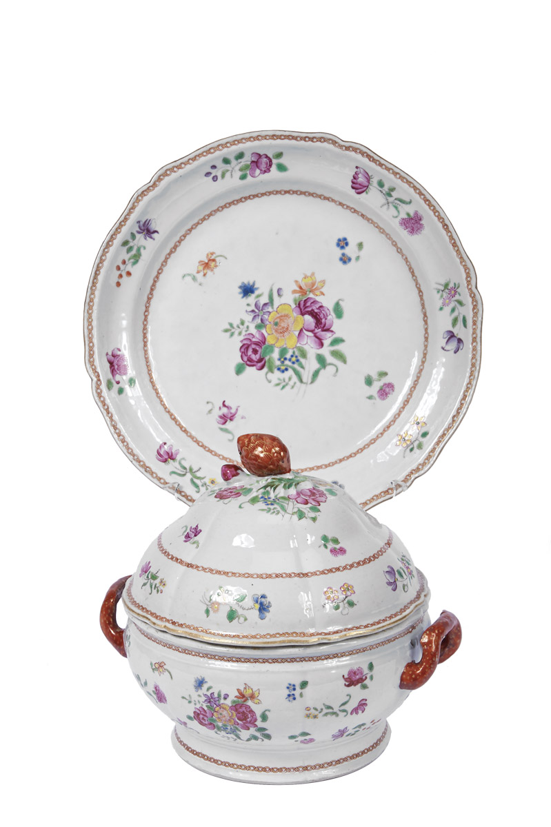 A Round Tureen with Stand,Chinese export porcelain, polychrome and gilt decoration "Flowers"