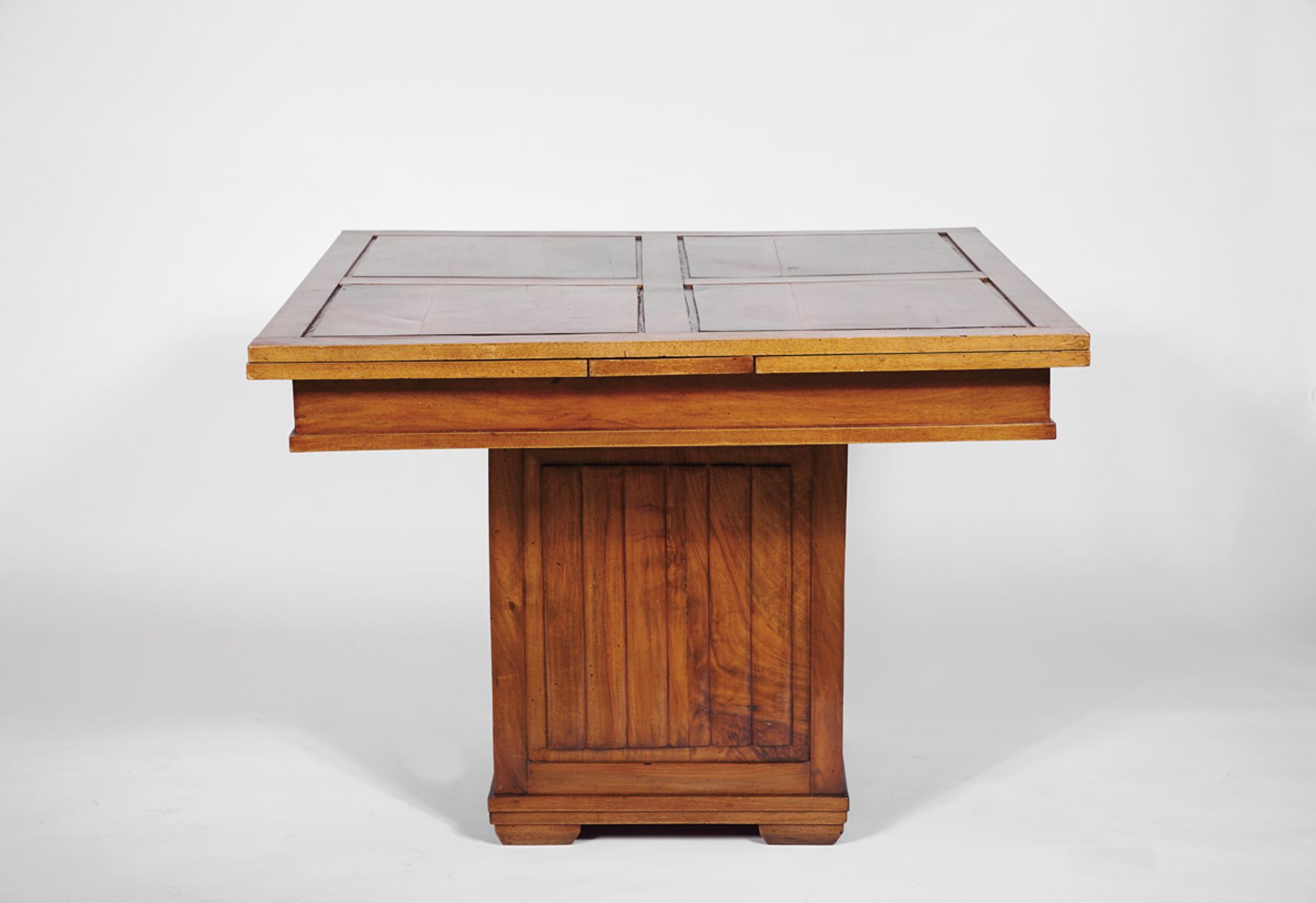 A Dining Room Table with two extension boards, Art Deco, walnut, central column, Portuguese, 20th C.