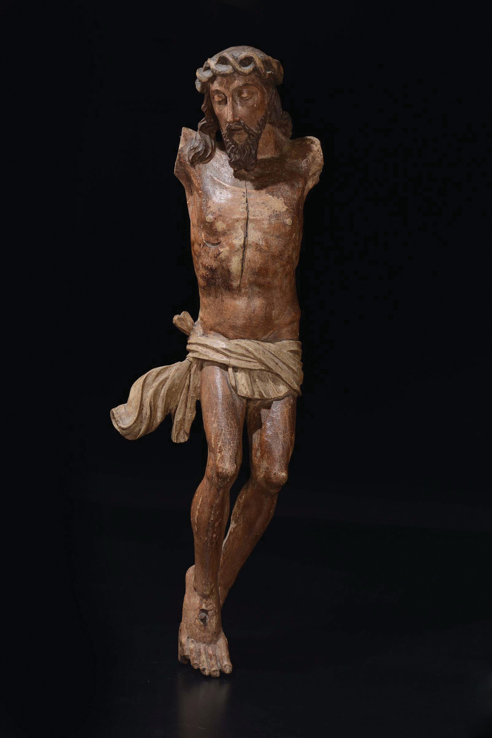 Scultura in legno dipinto rappresentante Cristo Crocifisso, scuola dell’arco alpino, XVI-XVII