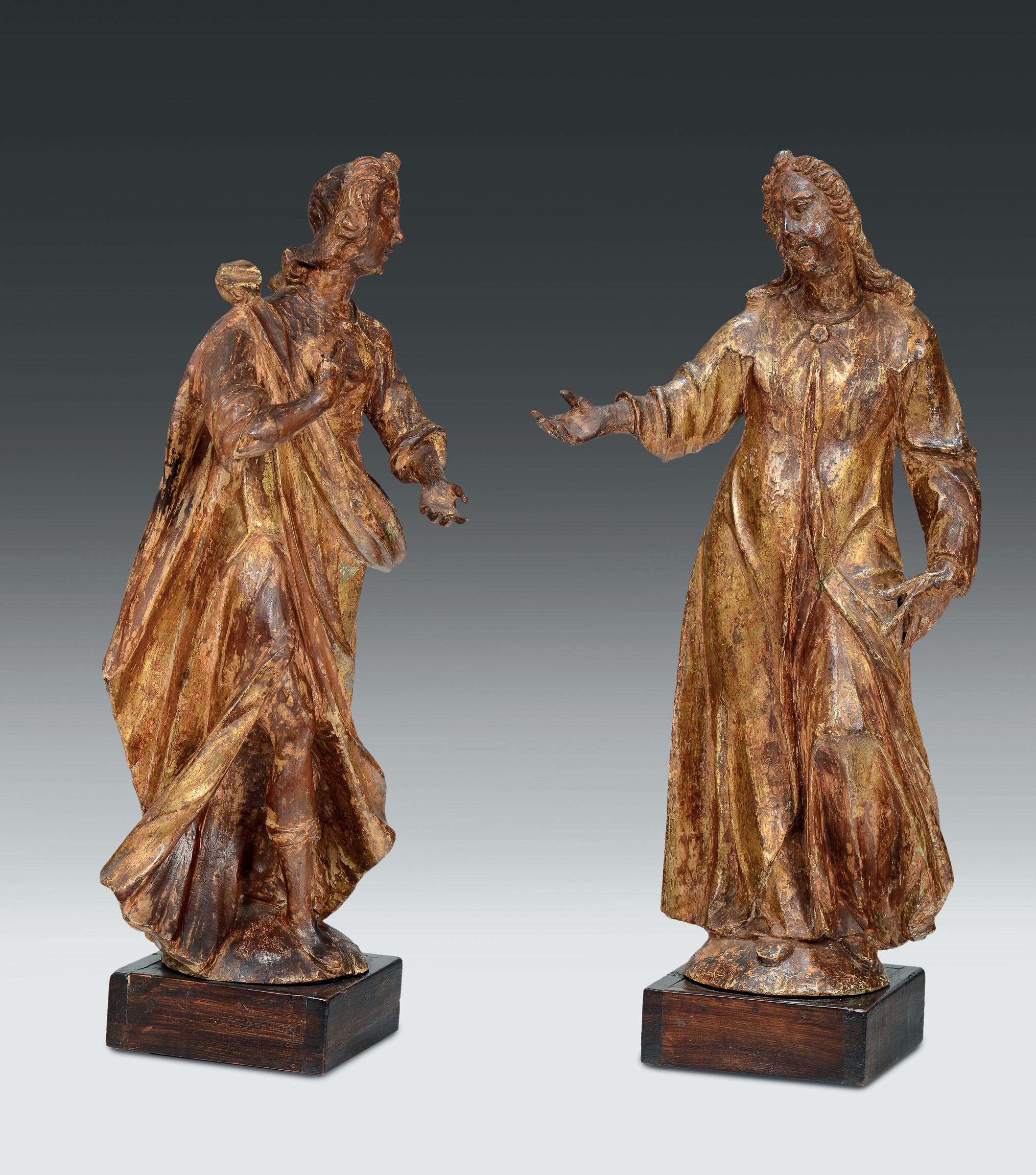 Coppia di figure in legno scolpito e parzialmente dorato rappresnetanti l’Annunciazione, scultore - Image 2 of 2
