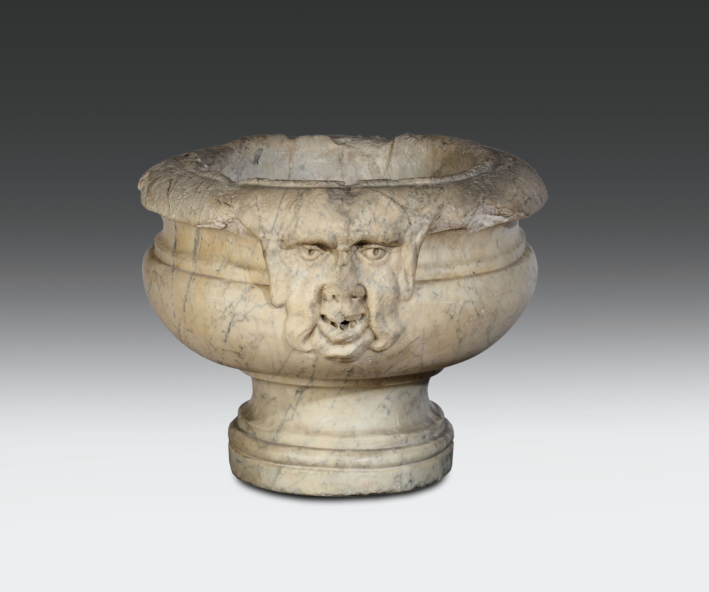 Grande vaso ovale in marmo scolpito, arte rinascimentale veneta o toscana, fine del XVI secolo,