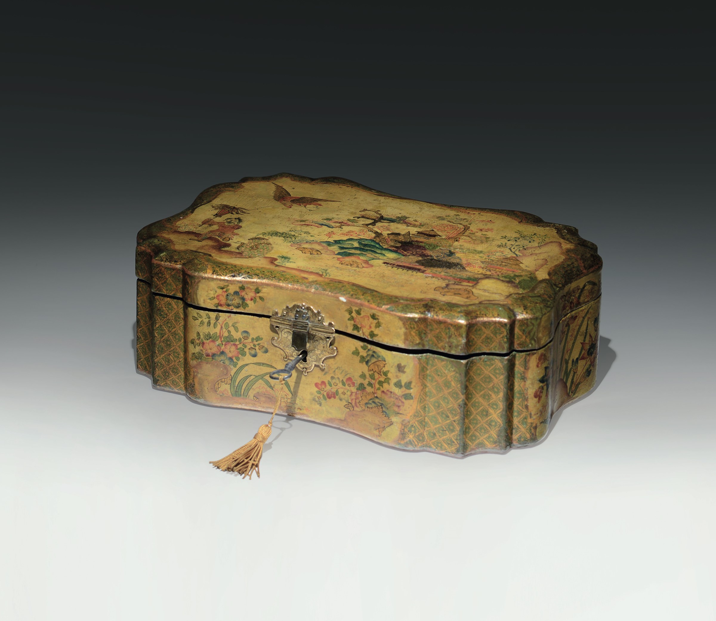Scatola in legno sagomato con copri serratura in metallo dorato e cesellato. Venezia XVIII secolo,