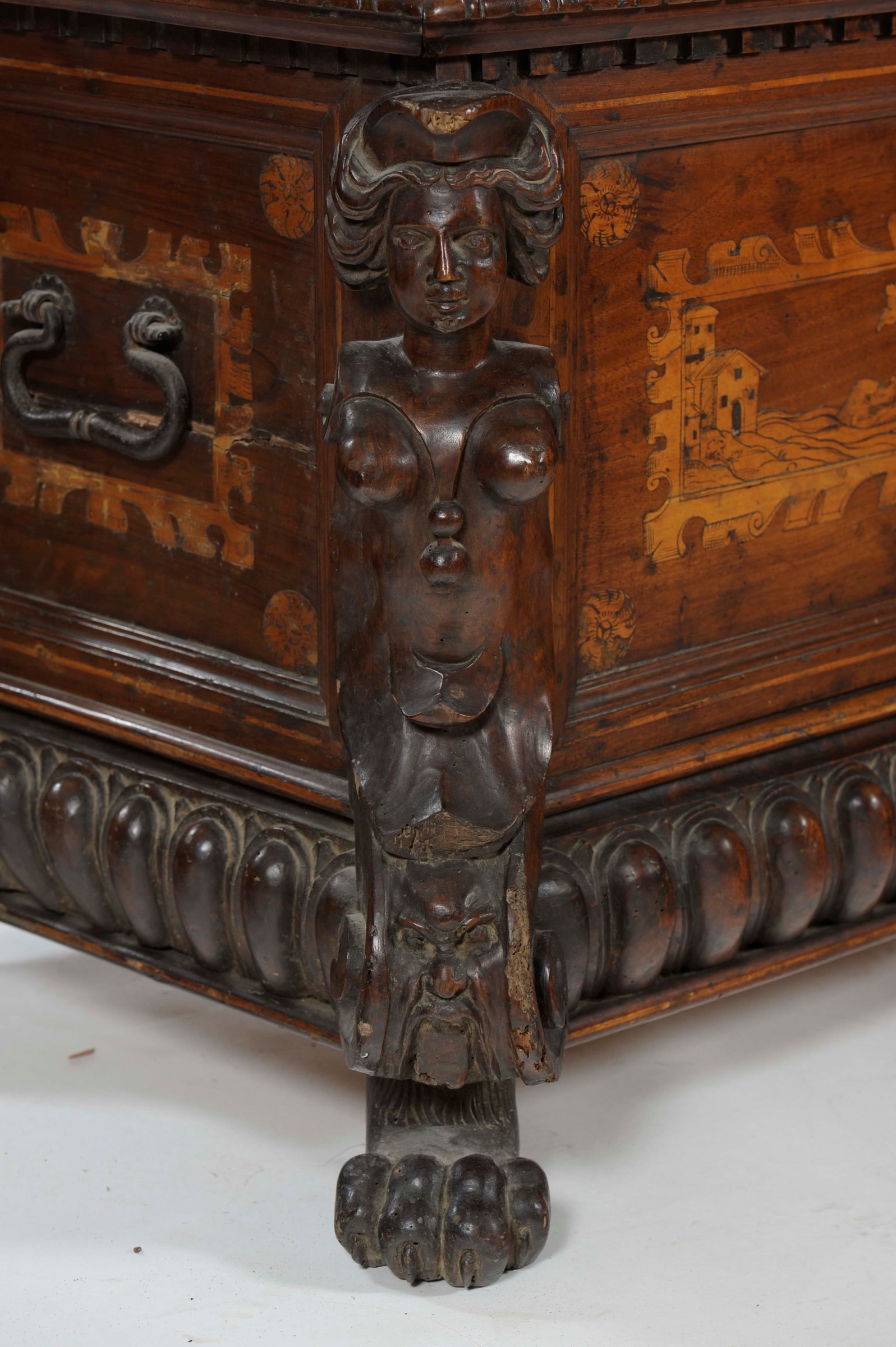 A walnut chest with maple wood marquetry and threads, central Italy, late 16th century cm - Image 3 of 3