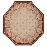 Importante Aubusson di forma ottagonale, XIX secolo, campo beige con piccoli mazzi di fiori, bordura