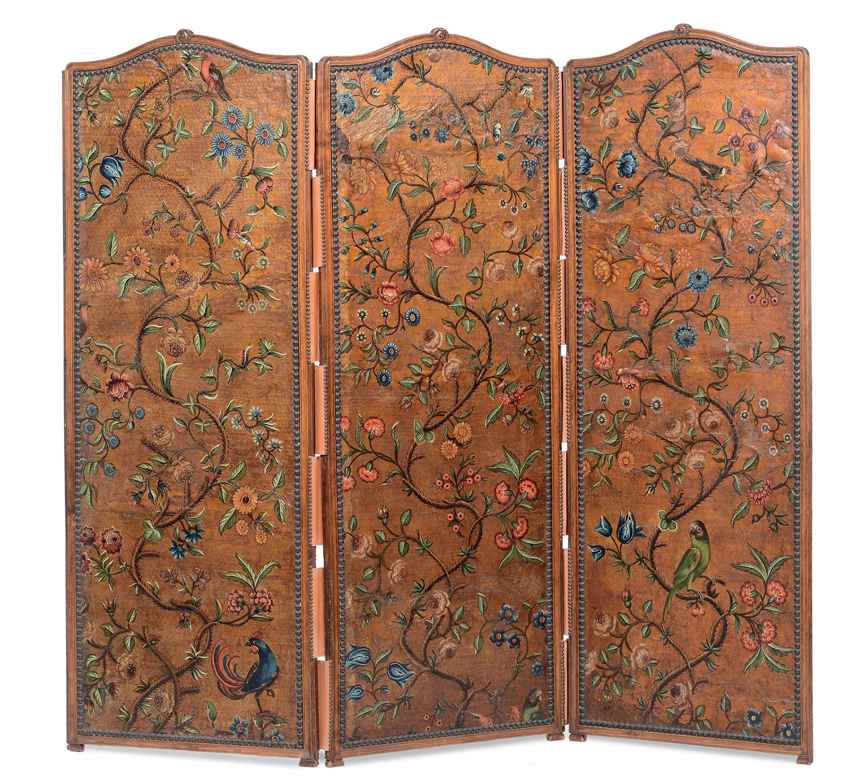 Paravento fiammingo a tre ante in legno rivestito in pelle dipinta, XVIII secolo, decori policromi a