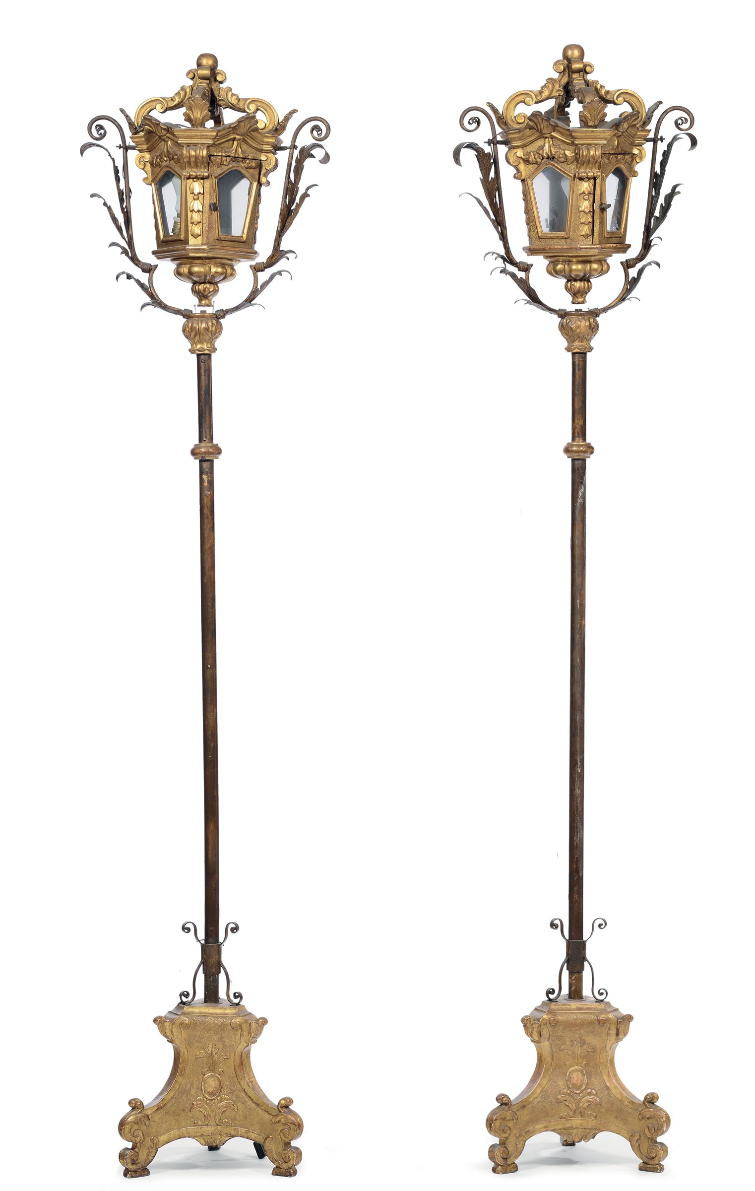 Coppia di lanterne in legno intagliato e dorato, XVIII secolo , montate su aste in ferro battuto