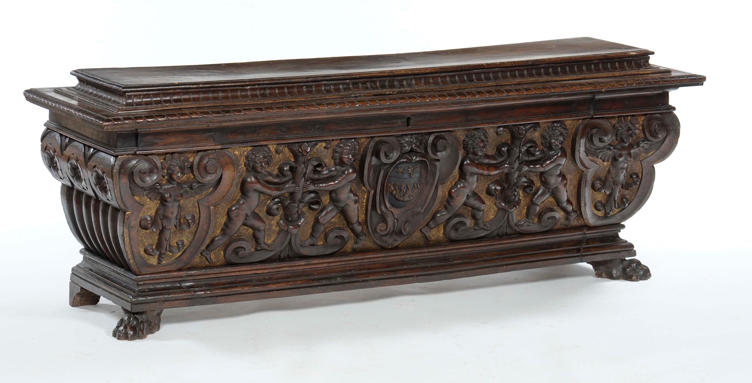 A carved walnut urn chest, Renaissance art, 16th century La bella cassapanca di ispirazione - Image 2 of 2