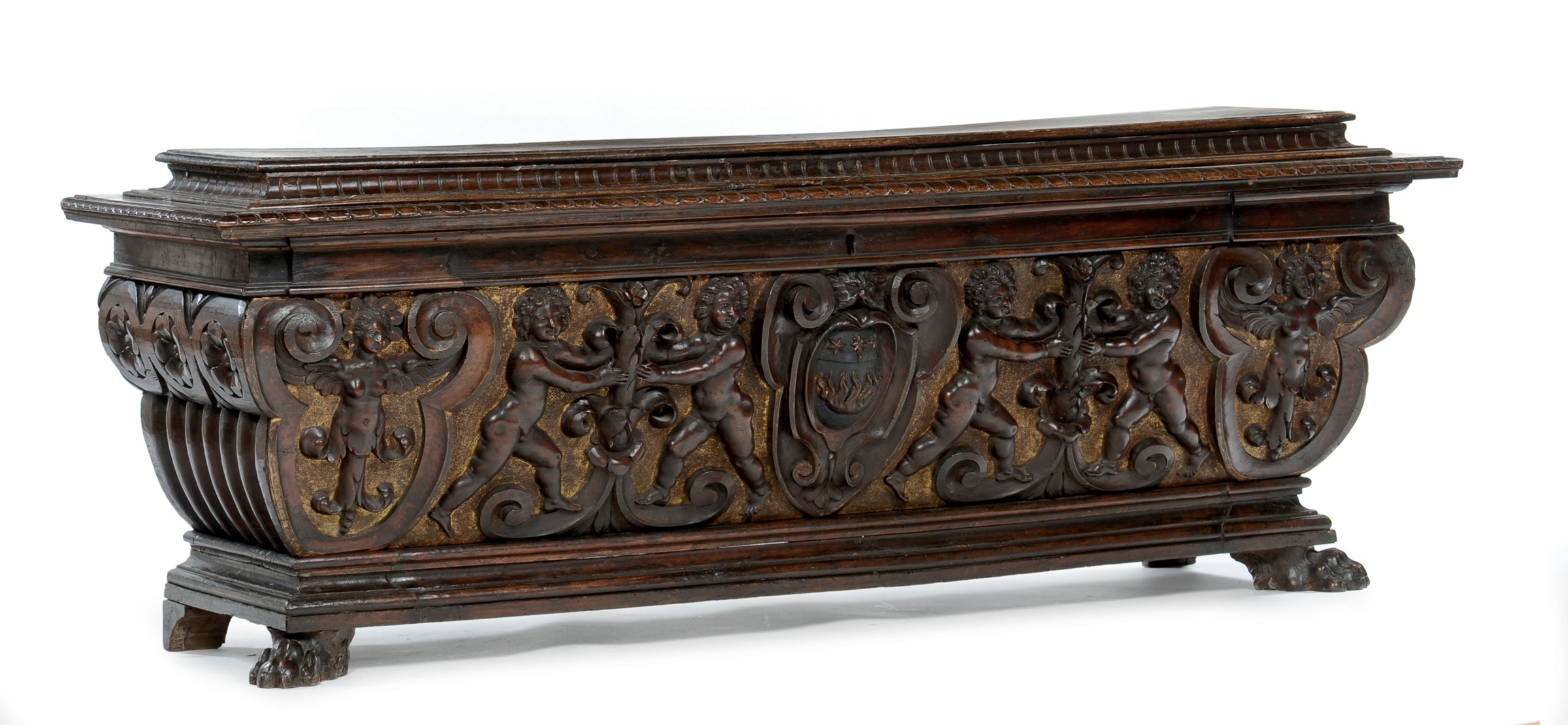 A carved walnut urn chest, Renaissance art, 16th century La bella cassapanca di ispirazione