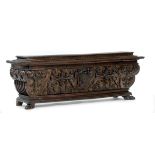 A carved walnut urn chest, Renaissance art, 16th century La bella cassapanca di ispirazione