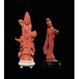 Two small carved coral figures of Guanyin with flowers, China, early 20th century gr 267 con basi, h