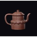 An Yixing pottery teapot, China, 20th century h cm 12