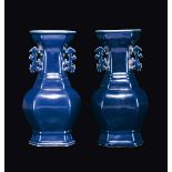 A pair of monochrome blue porcelain twin handles vases, China, Qing Dynasty, 18th century h cm 40,5