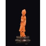 A small carved coral figure of Guanyin, China, early 20th century gr 109 con base, h cm 10,5