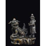 A bronze "warrior and Pho Dog" group, China, Ming Dynasty, 17th century cm 16x14,5