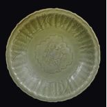 A Celadon porcelain dish with fluted decoration, China, Yuan Dynasty (1279-1368) diam cm 35,5