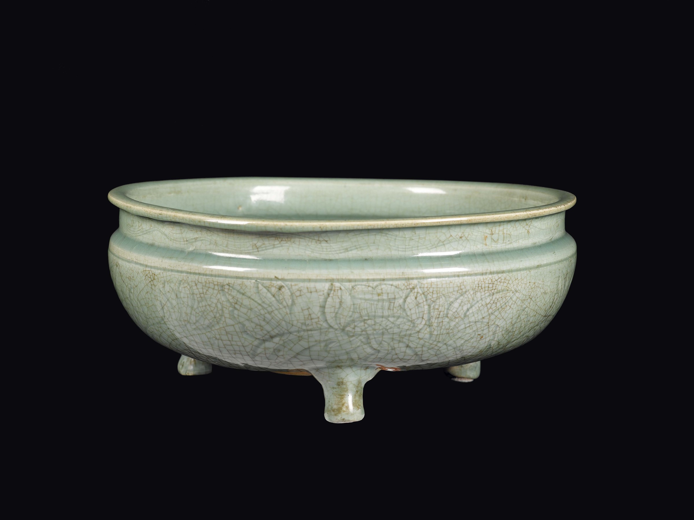 A Celadon craquelè porcelain censer, China, Ming Dynasty, 17th century cm 14x33,5