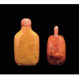 Two carved amber snuff bottles, China, Qing Dynasty, 19th century cm 7,5 e cm 6,5