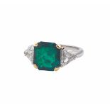An emerald and diamond ring. CISGEM report n°82640 montato in oro bianco ed oro giallo 750/1000.