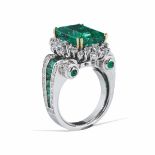 A Colombian emerald and diamond ring. R.A.G report montatura in oro bianco ed oro giallo 750/1000.